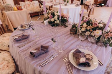 Düğün resepsiyonunda çiçeklerle süslenmiş güzel bir masa.                   