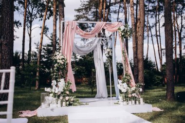 Açık hava düğün töreni için güzel bir çiçek dekoru.         