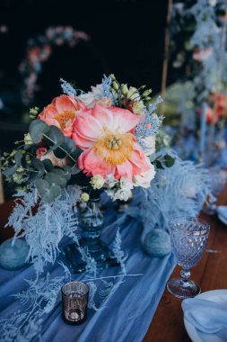 Düğün resepsiyonu için güzel bir çiçek dekoru.                          