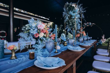 Düğün resepsiyonu için güzel bir çiçek dekoru               