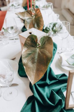 Restoranda çiçek dekoru olan masa.