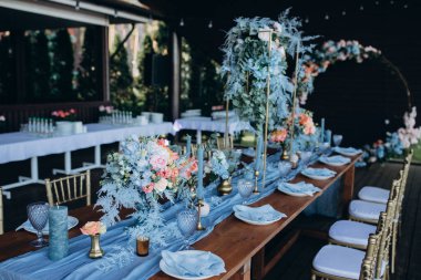 Düğün resepsiyonunda çiçeklerle süslenmiş güzel bir masa.                   