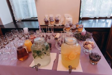 Lezzetli ve güzel bir düğün büfesi. İçkiler ve atıştırmalıklar.  