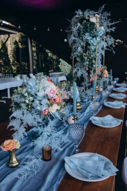 Düğün resepsiyonunda çiçeklerle süslenmiş güzel bir masa.                   