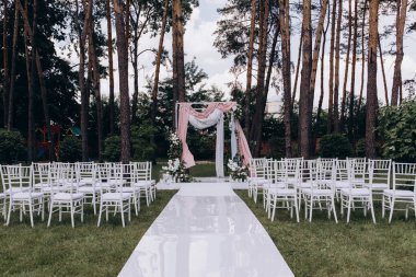 Çiçekli, sandalyeli ve kemerli düğün töreni 