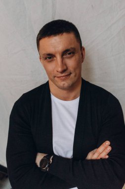 Yakışıklı bir gencin yakın portresi.  