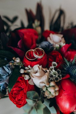 Güzel çiçeklerin ve alyansların yakın plan görüntüsü         