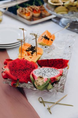 Lezzetli meyve tabağının yakın plan görüntüsü, taze ve sağlıklı yiyecek..