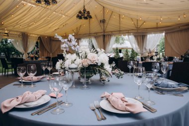 Düğün resepsiyonunda çiçeklerle süslenmiş güzel bir masa.                   