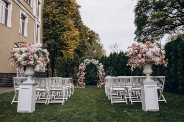 Açık hava düğün töreni için güzel bir çiçek dekoru.         