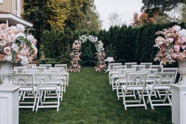 Açık hava düğün töreni için güzel bir çiçek dekoru.         