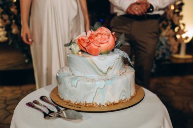 Çiçeklerle süslenmiş lezzetli düğün pastasının yakın plan görüntüsü