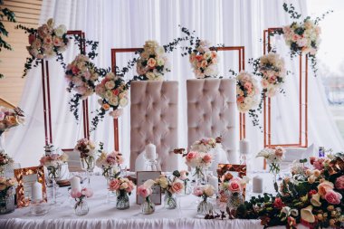 Düğün resepsiyonu için güzel bir çiçek dekoru               