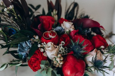 Alyanslar ve güzel çiçekler, yakın plan.                  