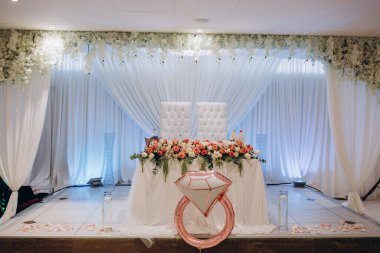 Düğün resepsiyonu için güzel bir çiçek dekoru               