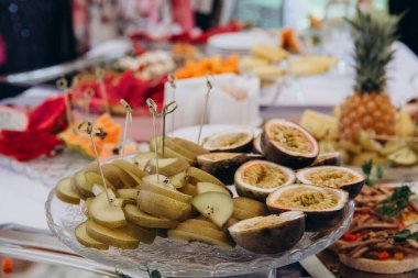 Yemek ve gurme meyveli düğün masası.