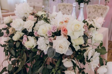 Düğün resepsiyonu için güzel bir çiçek dekoru.                          