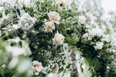 Açık hava düğün töreni için güzel bir çiçek dekoru.         