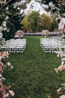 Açık hava düğün töreni için güzel bir çiçek dekoru.         