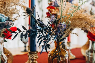 Düğün resepsiyonu için güzel bir çiçek dekoru.                          