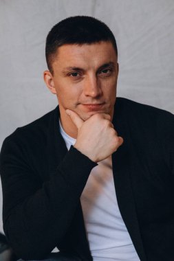 Yakışıklı bir gencin yakın portresi.  