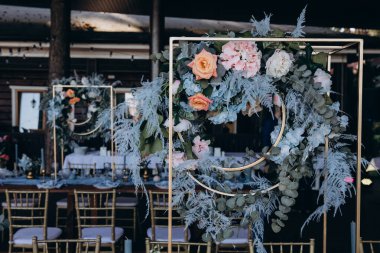 Düğün resepsiyonu için güzel bir çiçek dekoru               