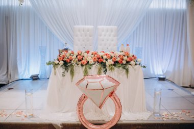 Düğün resepsiyonu için güzel bir çiçek dekoru               