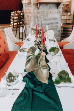 Düğün resepsiyonundaki lüks şenlik masasının yakın plan görüntüsü          