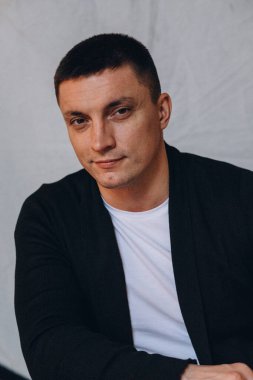 Yakışıklı bir gencin yakın portresi.  