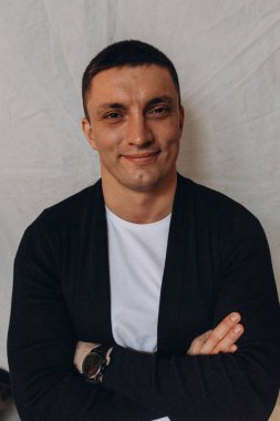 Yakışıklı bir gencin yakın portresi.  