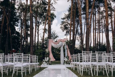 Açık hava düğün töreni için güzel çiçeklerle süslenmiş zarif kemer.       