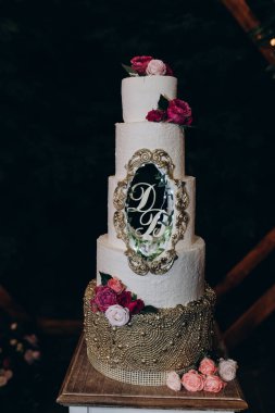 Çiçekli güzel gurme düğün pastası     