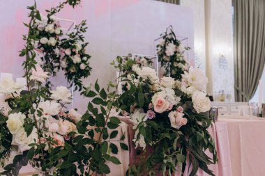 Düğün resepsiyonu için güzel bir çiçek dekoru               