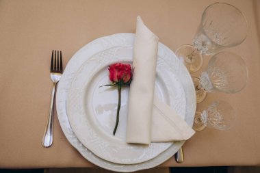 Zarif düğün resepsiyonu için güzel masa.           