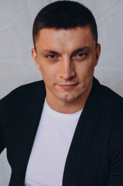 Yakışıklı bir gencin yakın portresi.  