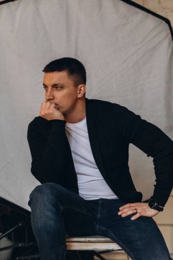 Yakışıklı bir gencin yakın portresi.  