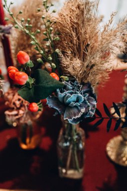 Düğün resepsiyonu için güzel bir çiçek dekoru.                          