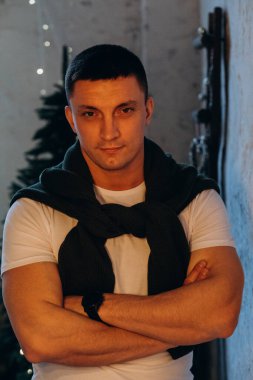 Yeni yıla girmiş yakışıklı bir gencin portresi.  