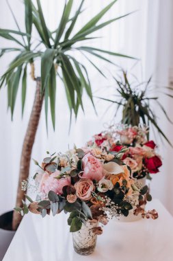 Düğün resepsiyonu için güzel bir çiçek dekoru               