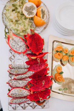 Düğün sehpasında renkli egzotik meyveler..