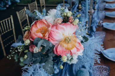 Düğün resepsiyonu için güzel bir çiçek dekoru.                          