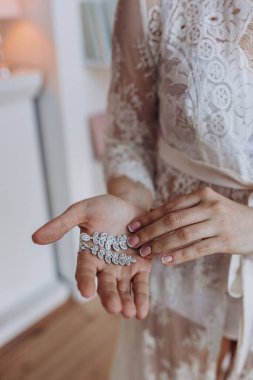 Yakından bakınca, zarif küpeler tutan genç gelinin görüntüsü 