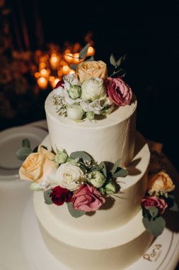 Çiçekli güzel gurme düğün pastası     