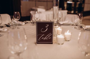 Zarif düğün resepsiyonu için güzel masa.           