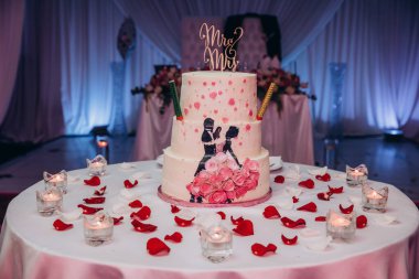 Çiçekli güzel gurme düğün pastası     