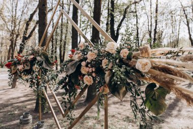 Açık hava düğün töreni için güzel bir çiçek dekoru.         