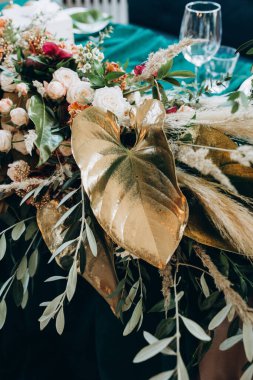 Düğün resepsiyonu için güzel bir çiçek dekoru.                          