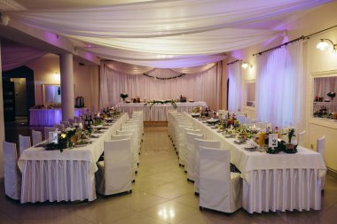 Düğün resepsiyonu için şık bir masa.             