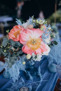 Düğün resepsiyonu için güzel bir çiçek dekoru.                          