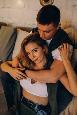 Birbirlerine aşık güzel genç bir çift içeride sarılıyorlar.